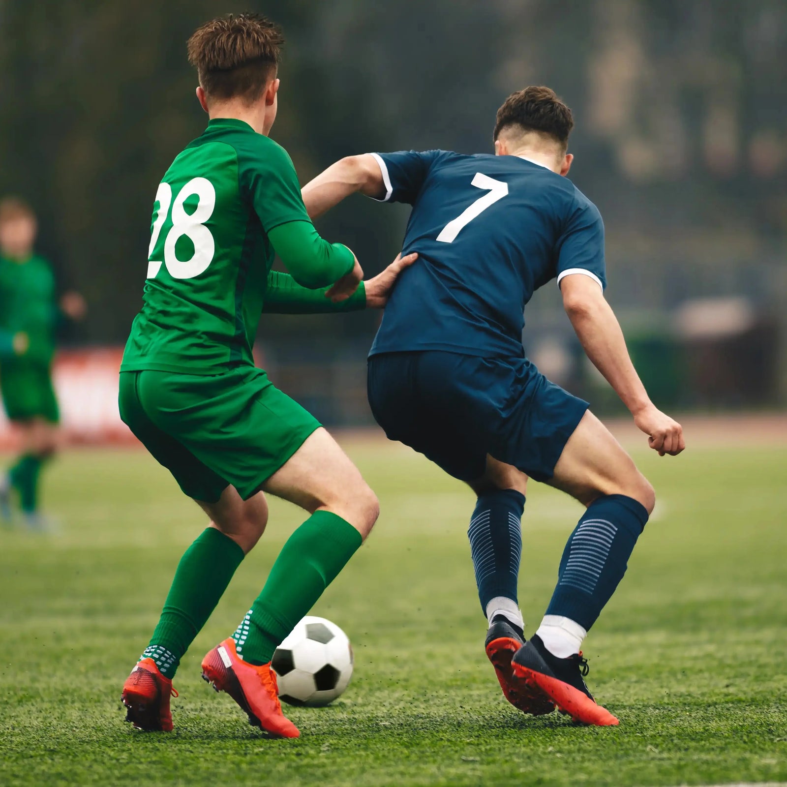 Joueur de football marquant un but lors d'un match : illustration de la performance et de la nutrition sportive en football