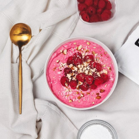 Smoothie bowl protéiné aux framboises et à la crème