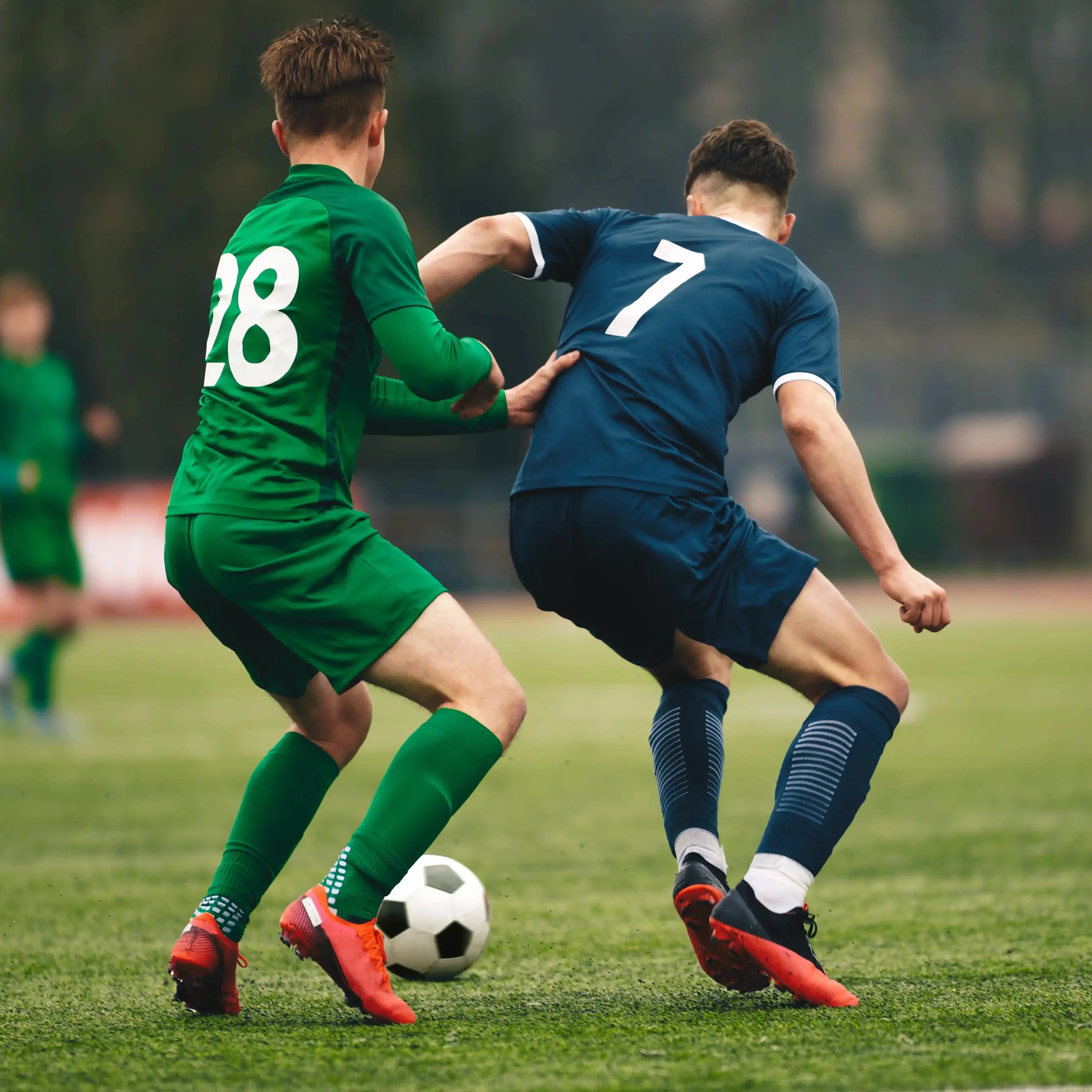 Joueur de football marquant un but lors d'un match : illustration de la performance et de la nutrition sportive en football