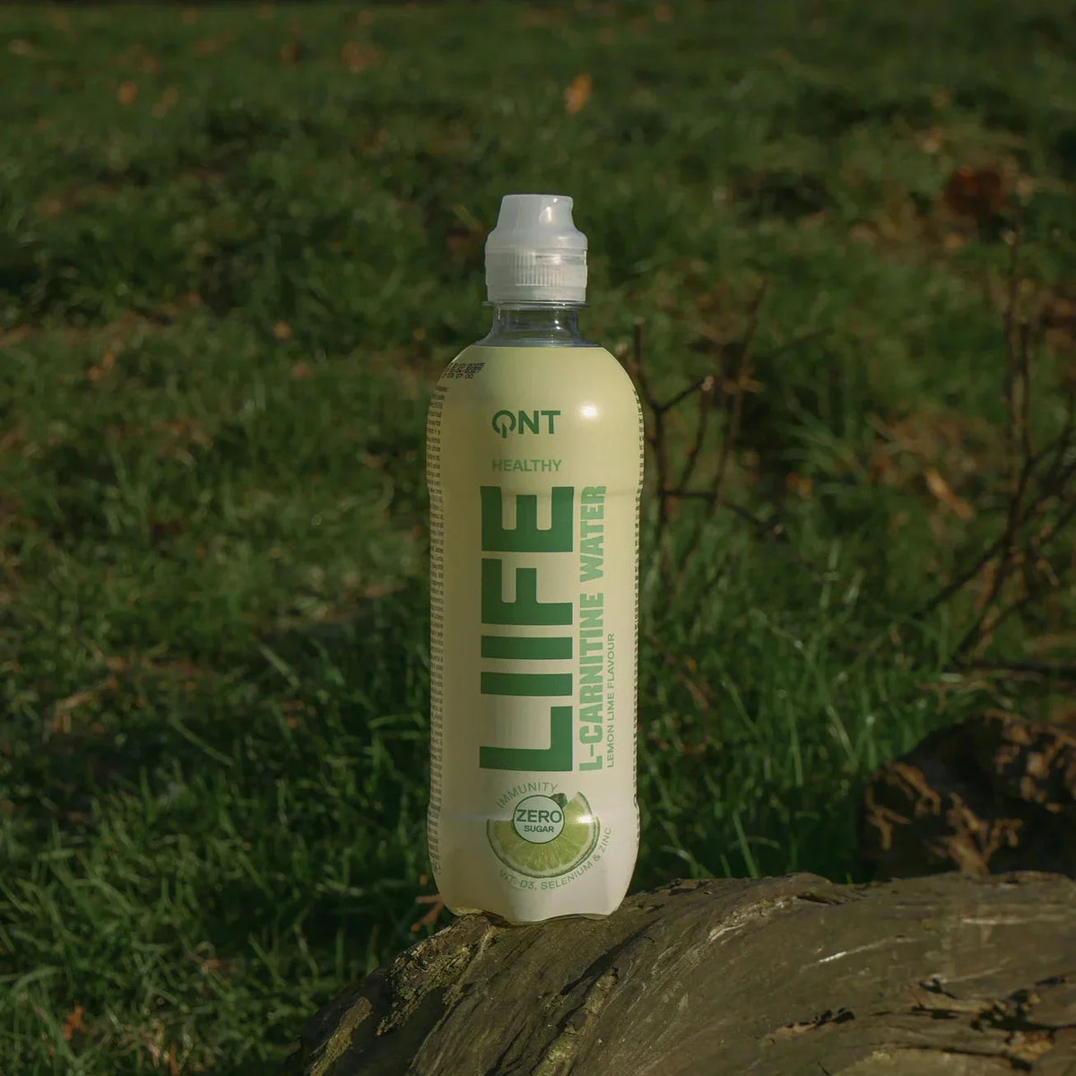 Bouteille d’eau enrichie en L-carnitine posée sur une surface en bois, boisson fitness pour l’énergie et la récupération