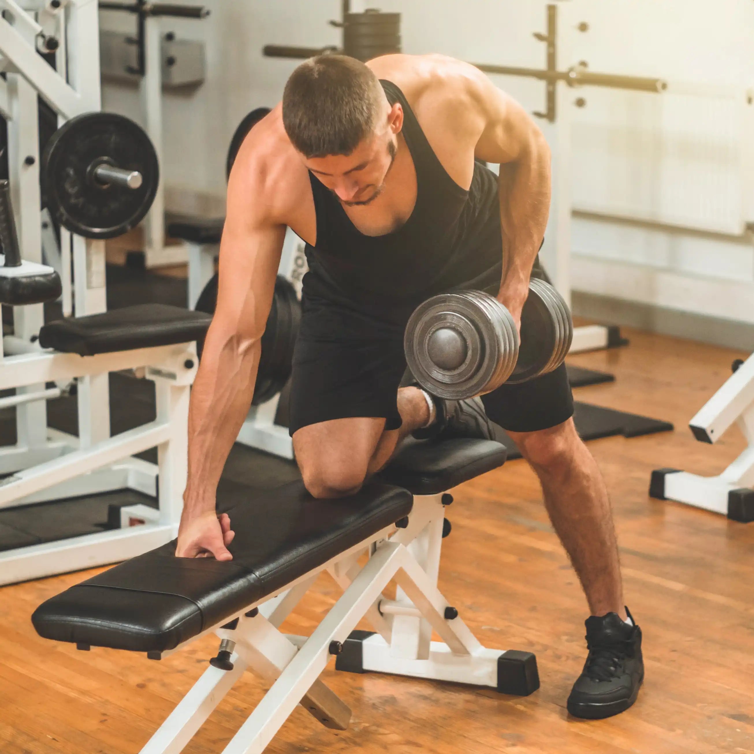 Athlète en salle de sport enchaînant deux exercices en superset : illustration de l'entraînement en musculation