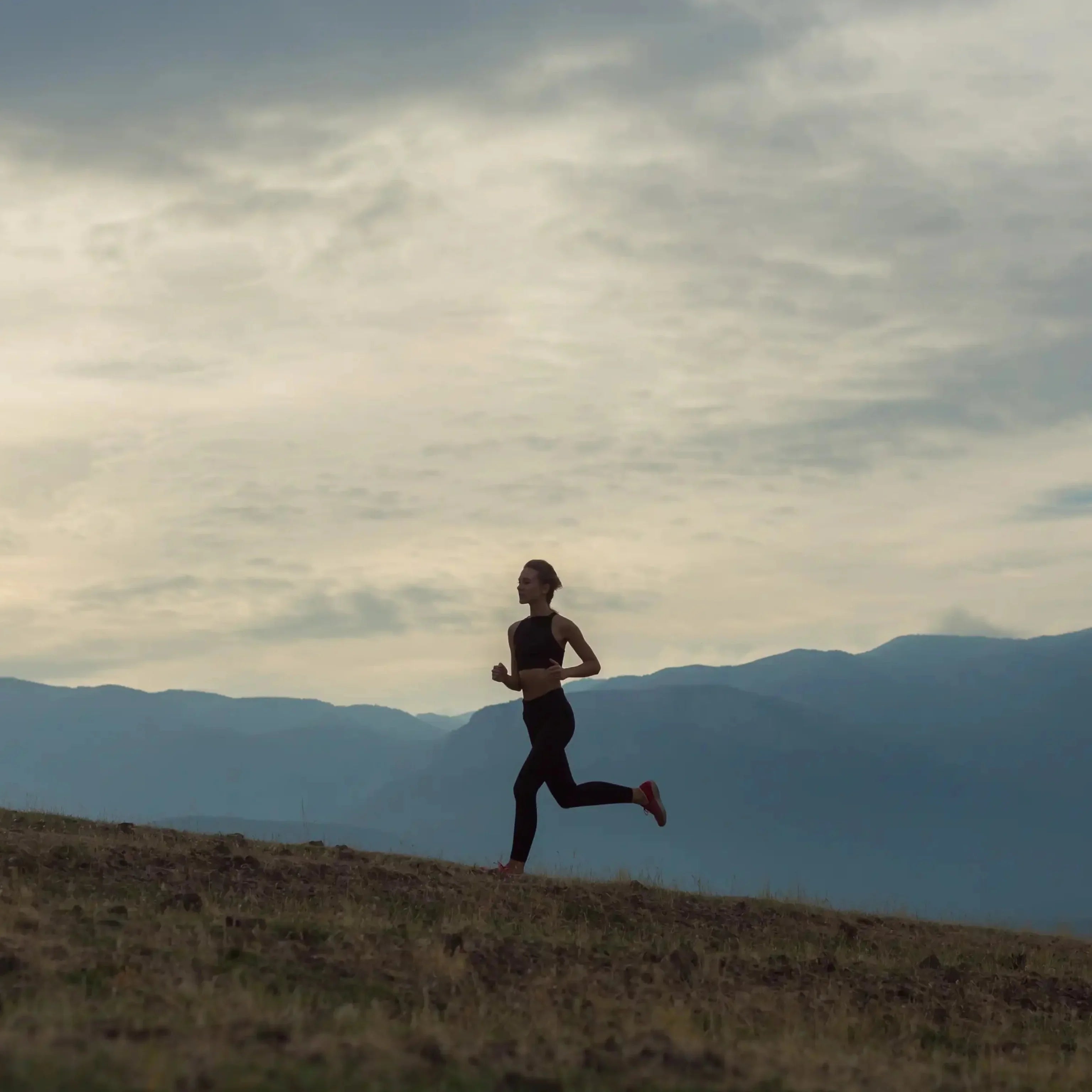 Coureur en pleine course à pied sur route : illustration de la nutrition et de l'endurance en running