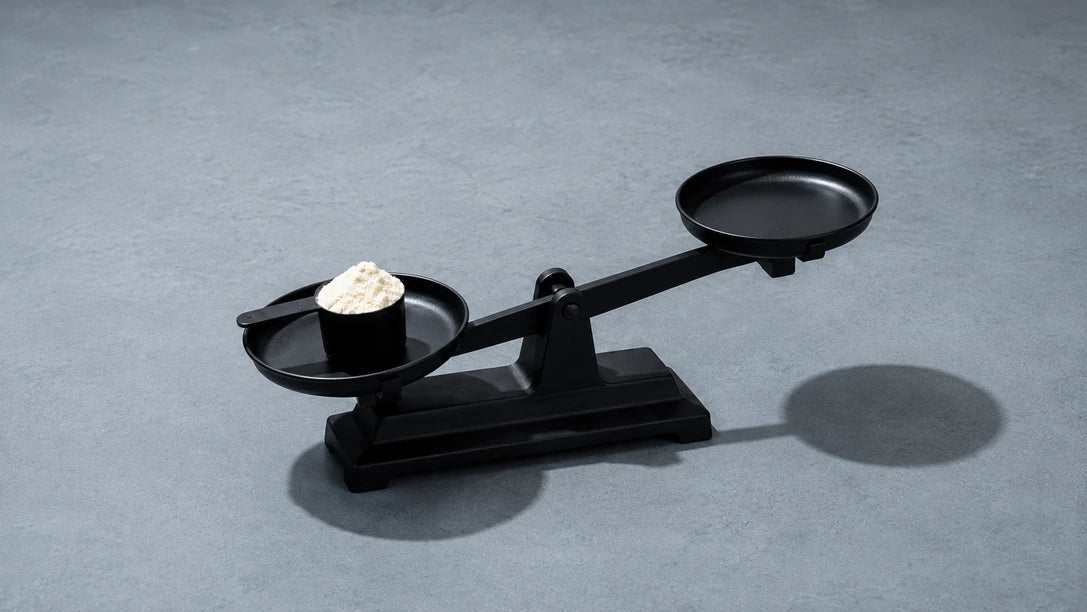 Balance de masse avec mass gainer sur une balance noire.