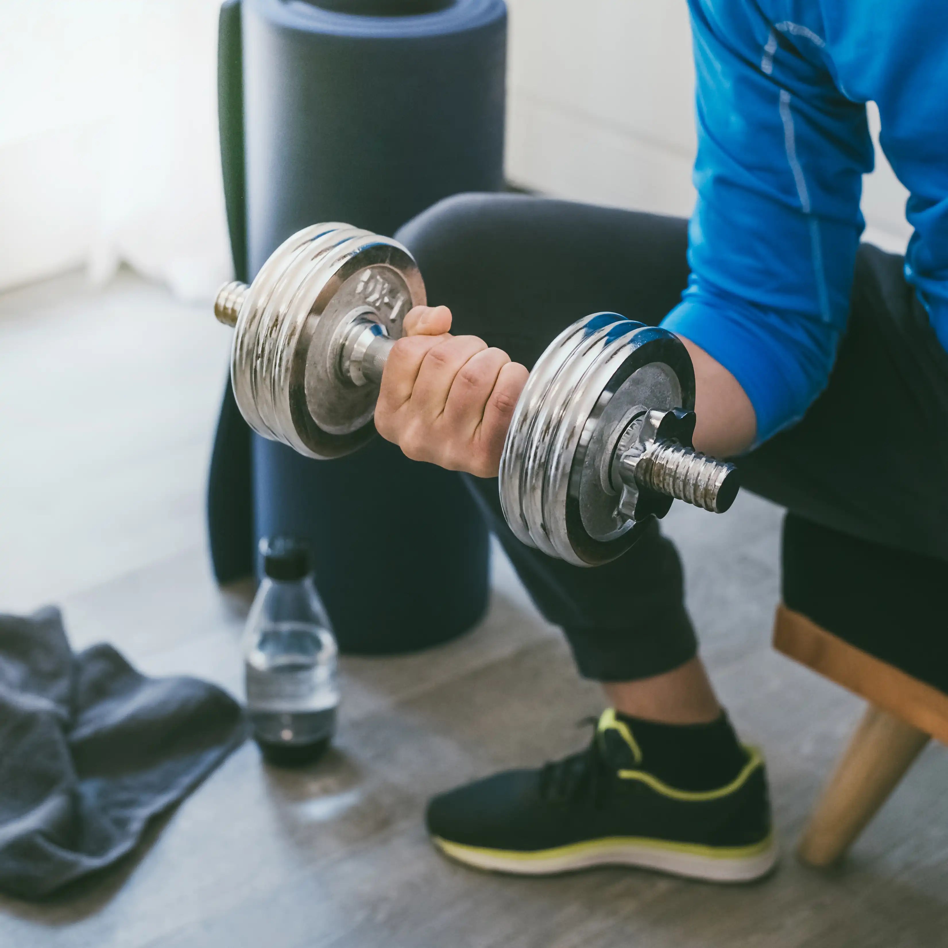 Athlète en séance de musculation tenant un shaker de BCAA : illustration de la récupération musculaire et du timing des acides aminés
